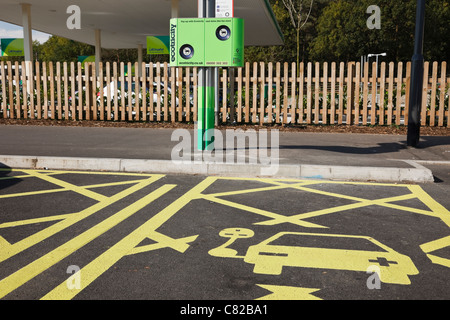 Ecotricity kostenlose E-Ladestationen für Aufladen elektrischen batteriebetriebenen Fahrzeugen in einer Autobahnraststätte. England Großbritannien Großbritannien Stockfoto