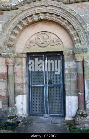 Norman North Tür mit Agnus Dei im Tympanon an der St Mary die Jungfrau Kirche bei Upleadon, Gloucestershire, England, UK Stockfoto