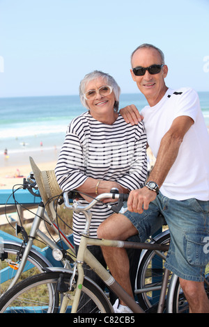 Älteres Paar, Fahrrad fahren, am Strand Stockfoto