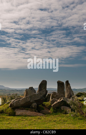 Tempel von Deen, Culdaff, Donegal in der Nähe von Silhouette gegen blau-weißen Himmel Stockfoto