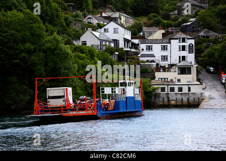 Autofähre, die überquert den Fluss Fowey nähert sich Bodinnick, Cornwall, England Stockfoto