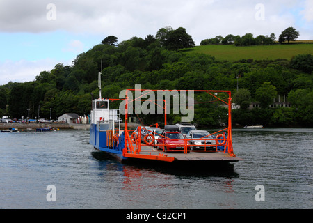 Autofähre über den Fluss Fowey aus Fowey, Bodinnick, Cornwall, England Stockfoto