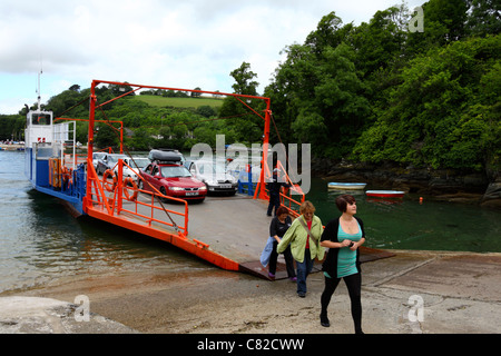 Passagiere, die in Bodinnick aus dem Auto aussteigen Fähre, die überquert den Fluss Fowey, Cornwall, England Stockfoto