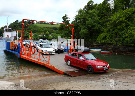 Autos in Bodinnick aus dem Auto aussteigen Fähre, die überquert den Fluss Fowey, Cornwall, England Stockfoto