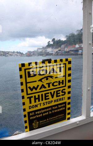 Boot Watch Warnzeichen für Diebe auf Auto Fähre, die den Fluss Fowey zwischen Fowey und Bodinnick, Cornwall, England kreuzt Stockfoto