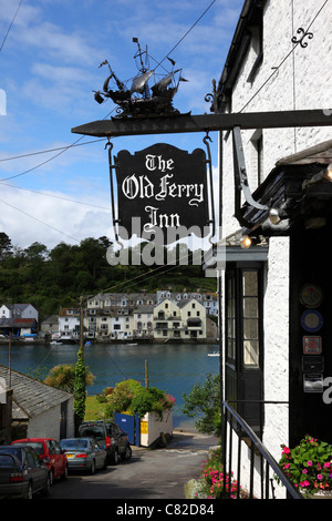 The Old Ferry Inn, River Fowey im Hintergrund, Bodinnick, in der Nähe von Fowey, Cornwall, England Stockfoto