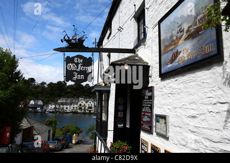 The Old Ferry Inn, River Fowey im Hintergrund, Bodinnick, in der Nähe von Fowey, Cornwall, England Stockfoto