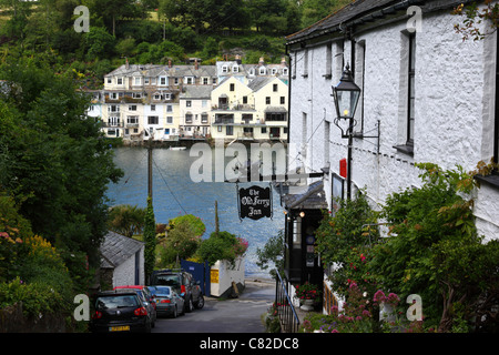 The Old Ferry Inn, River Fowey im Hintergrund, Bodinnick, in der Nähe von Fowey, Cornwall, England Stockfoto