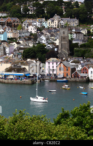 Blick über den Fluss Fowey von Hall Walk nach Fowey, St Finbarr Kirchturm auf R of Image, Cornwall, England Stockfoto