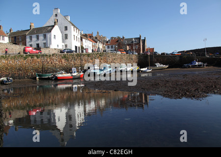 Stadt von Crail, Schottland. Malerischen Blick auf den Fischerhafen bei Ebbe im schottischen Fischerei Stadt von Crail. Stockfoto