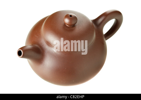Chinesischen Ton Teekanne über dem weißen Hintergrund isoliert Stockfoto