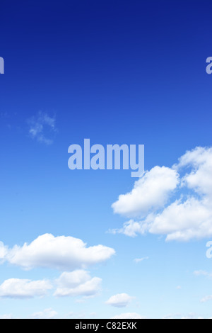 Himmel und Wolken, blauer Himmel Ihren eigenen Text überschreiben Stockfoto