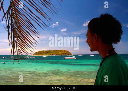 Ein Junge steht an einem Strand in Esperanza Stadt in Vieques, Puerto Rico. Stockfoto