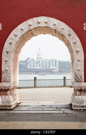 Blick durchs Tor zum Beihai Royal Park in Peking, China Stockfoto