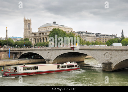 Pont au Change über die Ufer und Theater De La Ville (Théâtre du Châtelet) in Paris, Frankreich. Stockfoto