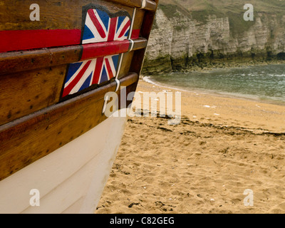 Union Jack-Flagge am Bug eines Fischerbootes, Flamborogh, North Yorkshire Stockfoto
