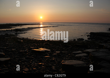 Stadt von Crail, Schottland. Malerische Aussicht auf den Sonnenaufgang über der Nordsee. Von der historischen Stadt von Crail Fife betrachtet. Stockfoto