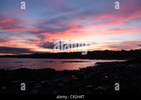 Stadt von Crail, Schottland. Malerische Aussicht auf den Sonnenuntergang über der historischen Stadt von Crail Fife. Stockfoto