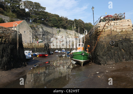 Stadt von Dysart, Schottland. Malerische Aussicht auf einem Fischerboot im Dysart Hafen bei Ebbe. Stockfoto