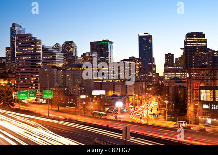 Retro-Bild der Skyline der Innenstadt von Seattle mit I-5-Verkehr mit Lichtstreifen Stockfoto