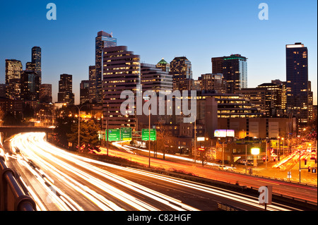 Retro-Bild der Skyline der Innenstadt von Seattle mit I-5-Verkehr mit Lichtstreifen Stockfoto