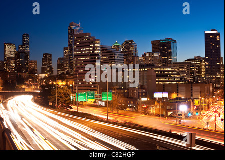 Retro-Bild der Skyline der Innenstadt von Seattle mit I-5-Verkehr mit Lichtstreifen Stockfoto