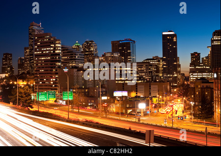 Retro-Bild der Skyline der Innenstadt von Seattle mit I-5-Verkehr mit Lichtstreifen Stockfoto