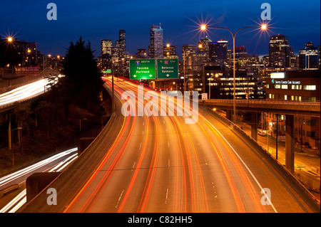 Retro-Bild der Skyline der Innenstadt von Seattle mit I-5-Verkehr mit Lichtstreifen Stockfoto