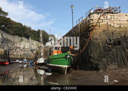 Stadt von Dysart, Schottland. Malerische Aussicht auf einem Fischerboot im Dysart Hafen bei Ebbe. Stockfoto