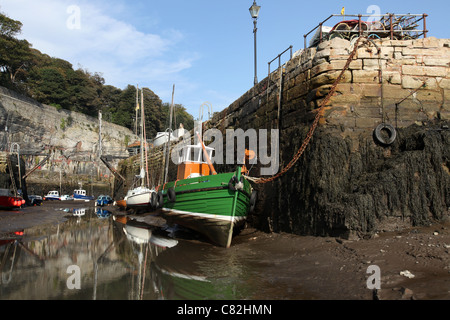 Stadt von Dysart, Schottland. Malerische Aussicht auf einem Fischerboot im Dysart Hafen bei Ebbe. Stockfoto