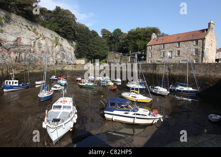 Stadt von Dysart, Schottland. Malerische Aussicht auf Dysart Hafen bei Ebbe mit dem Hafenmeister Haus im Hintergrund. Stockfoto