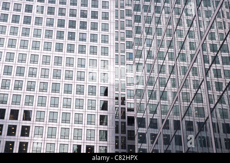 Eine abstrakte Sicht auf Bürofenster und Reflexionen in One Canada Square, Canary Wharf, London, UK. Stockfoto