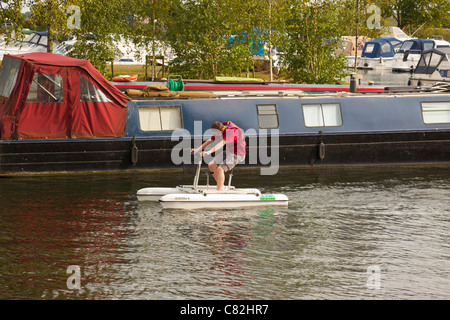 menschliche angetriebene Katamaran Boot auf dem Fluss Great Ouse in Ely, Großbritannien Stockfoto