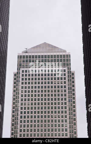 Ein Blick auf One Canada Square, Blick durch eine Lücke zwischen Wolkenkratzern Canary Wharf in London, Vereinigtes Königreich. Stockfoto