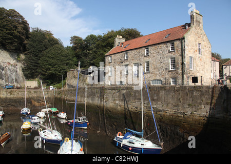 Stadt von Dysart, Schottland. Malerische Aussicht auf Dysart Hafen bei Ebbe mit dem Hafenmeister Haus im Hintergrund. Stockfoto