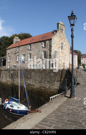 Stadt von Dysart, Schottland. Malerische Aussicht auf Dysart Hafen bei Ebbe mit dem Hafenmeister Haus im Hintergrund. Stockfoto