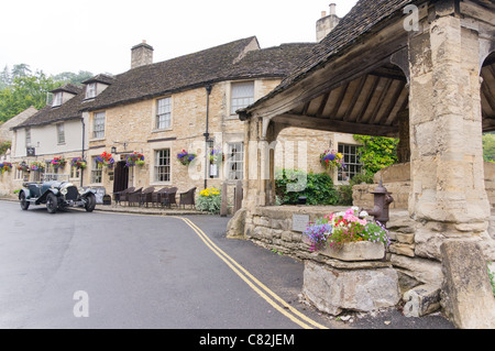 Ein Jahrgang Bentley Auto geparkt vor dem Castle Inn Hotel Castle Combe Stockfoto