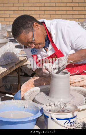 Eine Keramik-Demonstration an der Art Block Party, Roswell Museum and Art Center, Roswell, New Mexico. Stockfoto