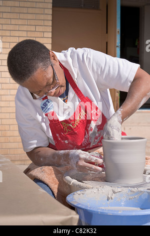 Eine Keramik-Demonstration an der Art Block Party, Roswell Museum and Art Center, Roswell, New Mexico. Stockfoto