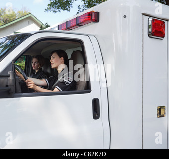 Zwei weibliche Krankenwagen-Profis in einem Fahrzeug Stockfoto