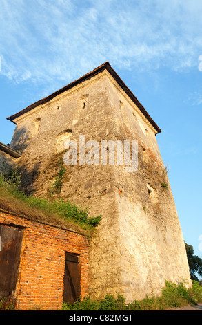 Sommer-Blick auf Swirsh Burgturm im letzten Abend gelben Sonnenstrahlen (Lviv Oblast, Ukraine. XV-XVII Jh. erbaut.) Stockfoto