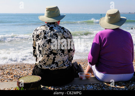 Paare und Menschen entspannen am Strand von West Wittering am ‘heißesten Tag des Jahres’ – überraschenderweise im Herbst am 1. Oktober 2011, West Sussex, England Stockfoto