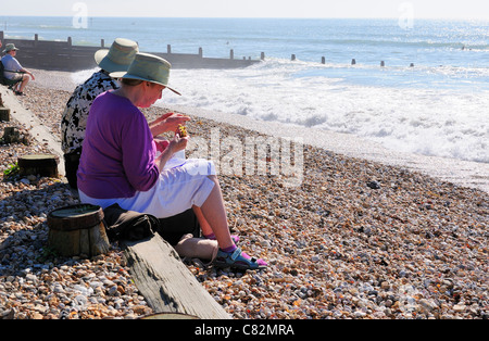 Paare entspannen sich am West Wittering Strand bei Flut im August - West Sussex, England, Großbritannien Stockfoto