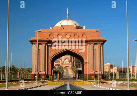 Triumphbogen am Eingang in das Emirates Palace Hotel in Abu Dhabi, Vereinigte Arabische Emirate Stockfoto