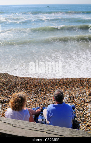 Pärchen entspannen am Strand von West Wittering am ‘heißesten Tag des Jahres’ – überraschenderweise im Herbst am 1. Oktober 2011, West Sussex, England, Großbritannien Stockfoto