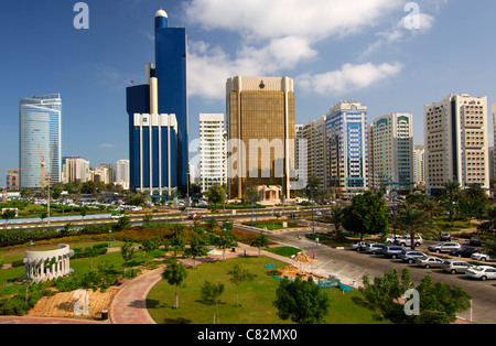 Vielstöckige Gebäude im Stadtzentrum von Abu Dhabi, Vereinigte Arabische Emirate Stockfoto