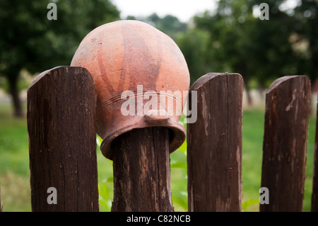 Alte traditionelle Tonkrug hängen, Holzzaun Stockfoto