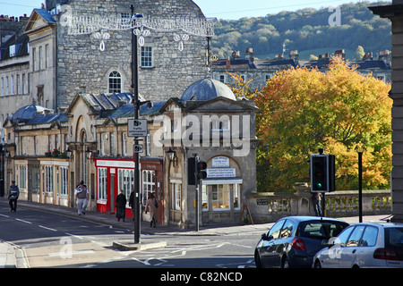 Historische Läden auf Pulteney Bridge im Bad (eines von nur 4 Brücken in der Welt mit Geschäften auf sie) N.E Somerset, England, UK Stockfoto