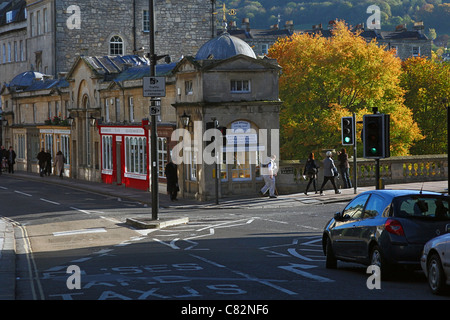 Historische Läden auf Pulteney Bridge im Bad (eines von nur 4 Brücken in der Welt mit Geschäften auf sie) N.E Somerset, England, UK Stockfoto