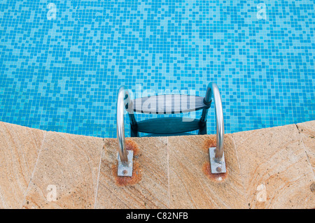 Schritte bis zum Bad im spanischen Marmorbad mit einer Glas-Eck-Dusche